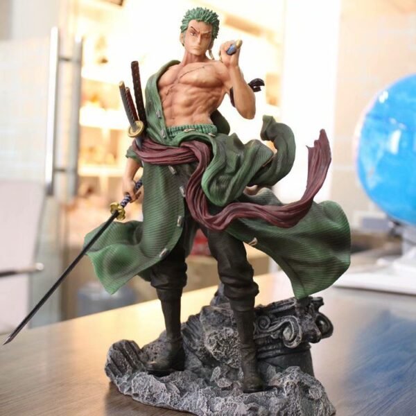 Roronoa Zoro and Dracule Mihawk Figure!
